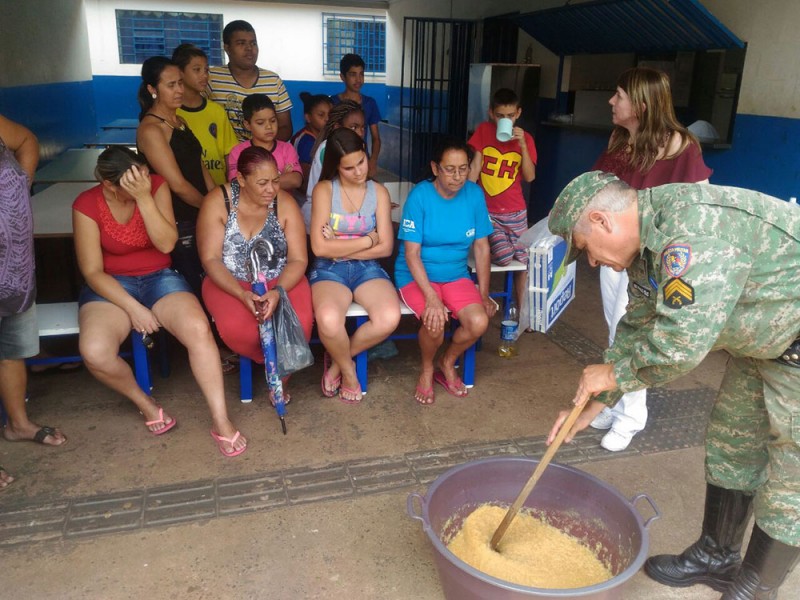 Oficinas em escolas municipais ensinam mães a fazer sabão ecológico