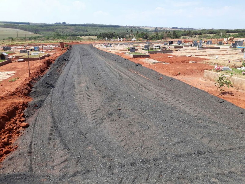 Cemitério Park recebe revestimento primário em arruamentos