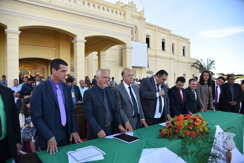 Marcos Coelho e Dr. Clayton são empossados como prefeito e vice  prefeito de Araguari
