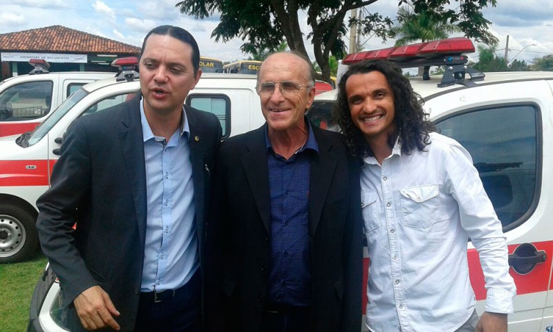 Prefeito recebe chave de viaturas das mãos do Governador de Minas