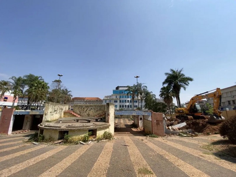 Recuperação da Praça Manoel Bonito segue com obras diárias no local