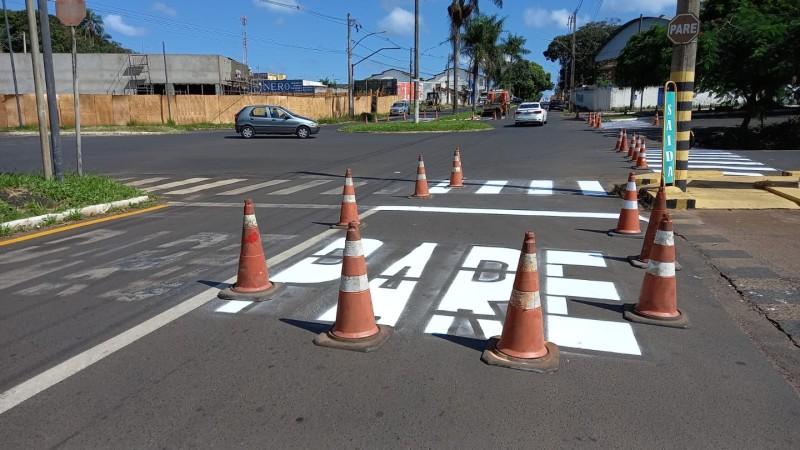 Manutenção da sinalização estratigráfica é realizada em vários pontos da cidade