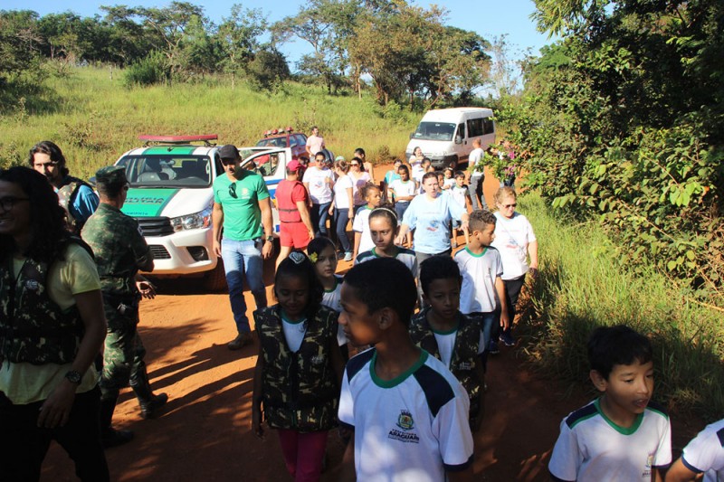 Alunos participam da despoluição do Córrego Piçarrão