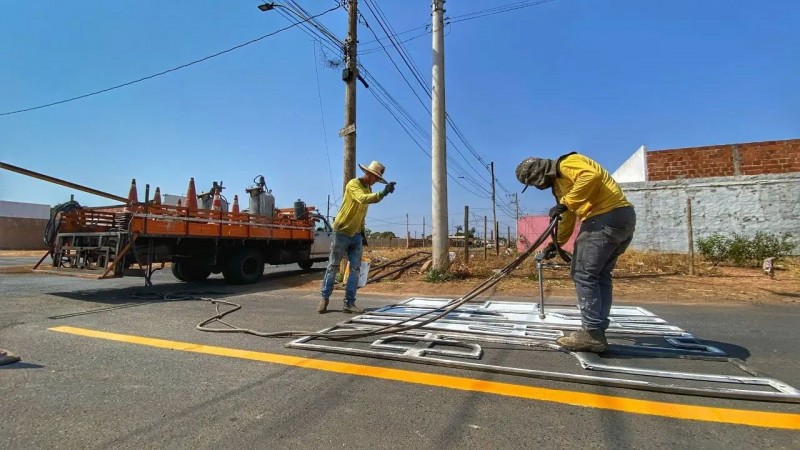 Avenidas e ruas de Araguari continuam recebendo reforço de sinalização