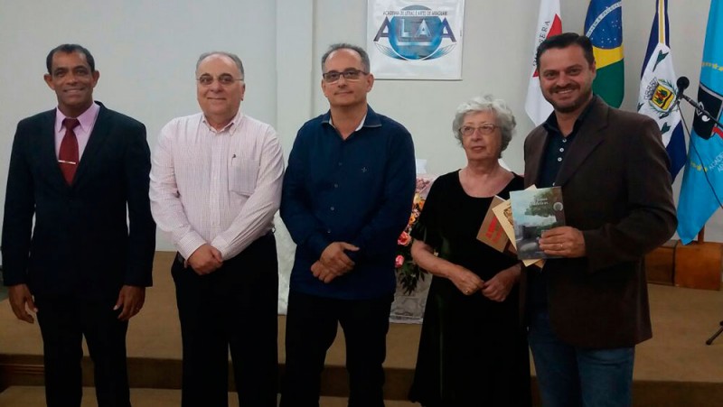 Escritores Araguarinos participam de Noite de autógrafos