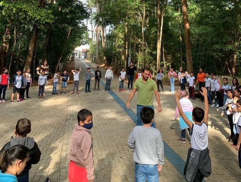 Alunos participam da Oficina de Educação Ambiental no bosque John Kennedy