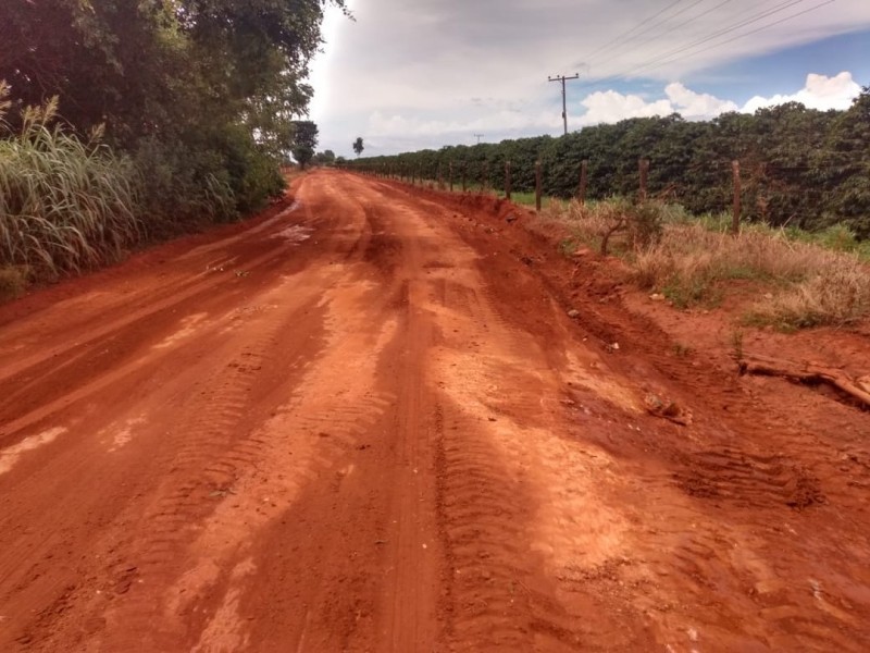 Estradas passam por manutenção em pontos diferentes da zona rural