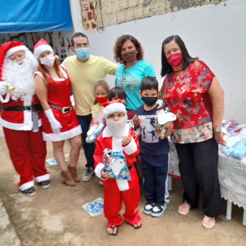 CMEI Nossa Senhora da Penha realiza festa de confraternização com chegada do Papai-Noel