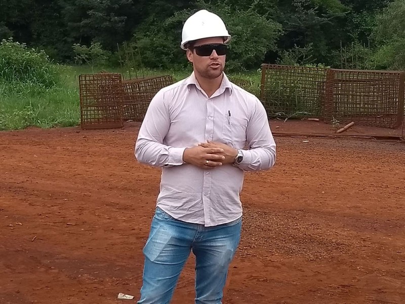 Equipe da Prefeitura visita obras da ETE em Araguari