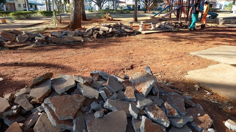 Calçamento da praça Tereza França de Lima passa por reforma de correção
