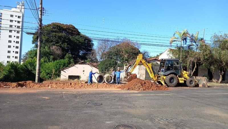 Secretaria de Obras realiza serviços para facilitar a drenagem de água na Rua Joaquim Aníbal