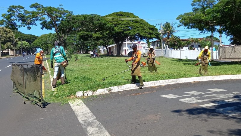 Avenida Minas Gerais passa por limpeza completa, correção dos meios-fios e calhação