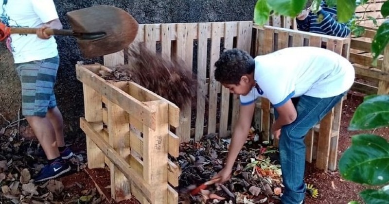 Composteira e horta são montadas em mais uma unidade escolar do município