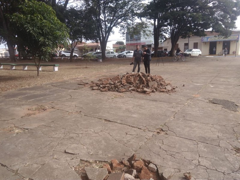 Secretaria de Obras realiza reparos no calçamento da Praça Elmiro Barbosa