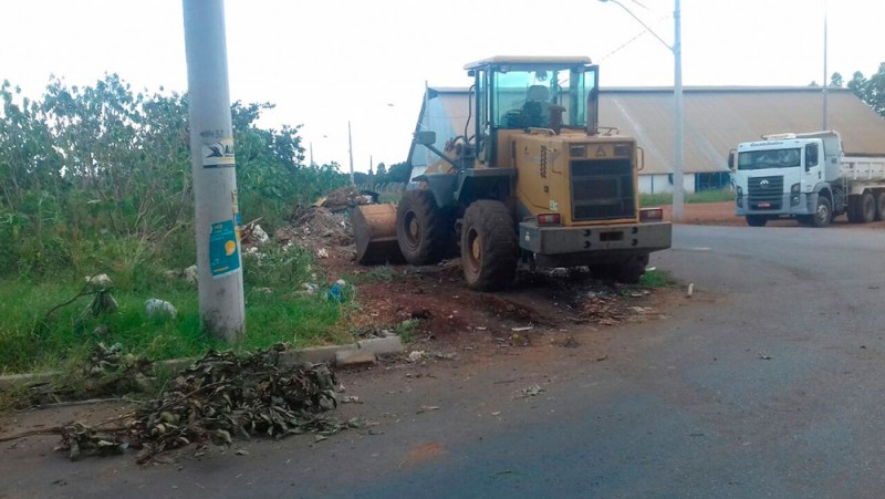 Secretaria de Obras realiza retirada de entulhos das vias públicas
