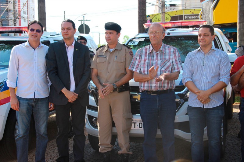 PREFEITO ENTREGA NOVE VIATURAS À POLICIA MILITAR NA MANHÃ DE SÁBADO