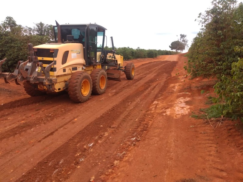 Estradas rurais recebem manutenção diária por parte da secretaria de Obras