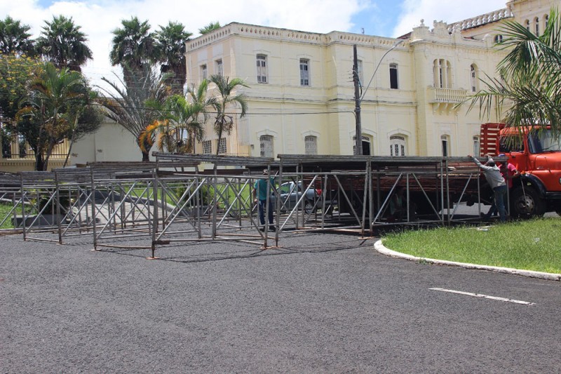 Estrutura do carnaval começa a ser montada no Palácio dos Ferroviários