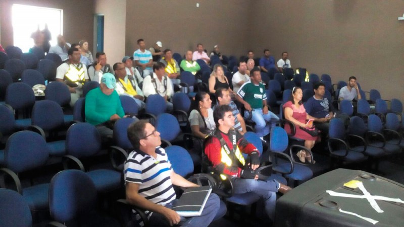 Regulamentação de serviços é discutida em reunião