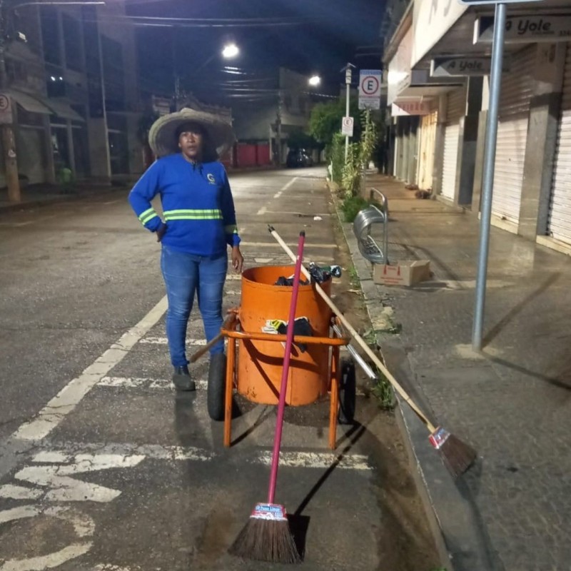 Limpeza pública é realizada durante a madrugada para garantir serviço de melhor qualidade