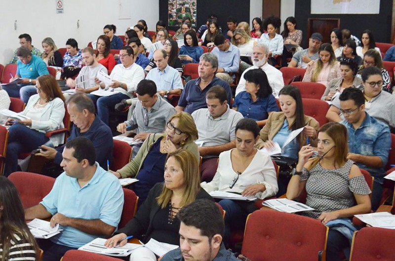 Servidores da Prefeitura de Araguari participam de curso de gestão de contratos na AMVAP