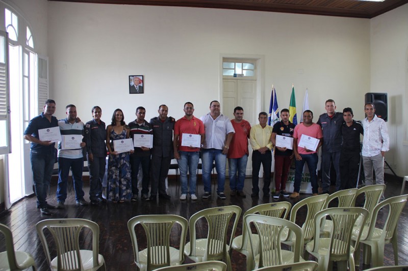 Prefeitura entrega certificados do Curso de Guarda Vidas para piscinas