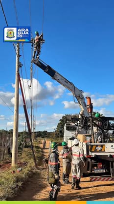 Prefeitura de Araguari instala iluminação pública no bairro Sewa, trazendo mais segurança e progresso para a comunidade. Próximas etapas incluem obras de infraestrutura e regularização fundiária. Compromisso com a qualidade de vida da população em destaqu