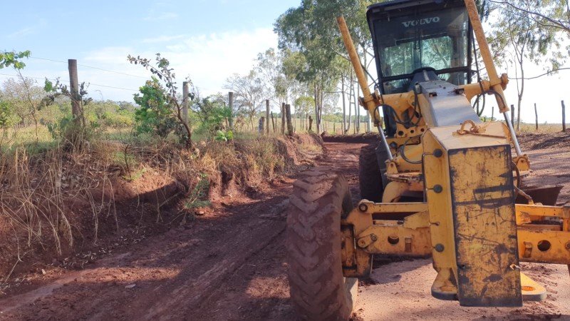 Trabalhos nas estradas seguem beneficiando a zona rural do município