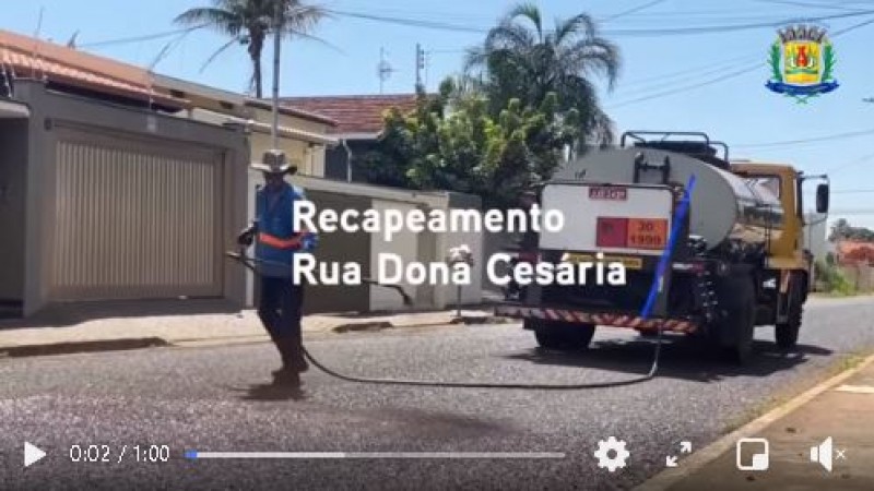 O serviço não para! Domingo também é dia de muito trabalho para dar agilidade às obras de recapeamento. Hoje, as máquinas e operários estão na rua Dona Cesária no bairro Goiás.