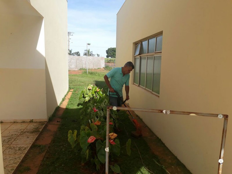 Cemitério Park em Araguari passa por limpeza