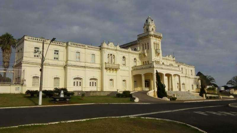 Prefeitura de Araguari trabalha na ornamentação do Palácio dos Ferroviários