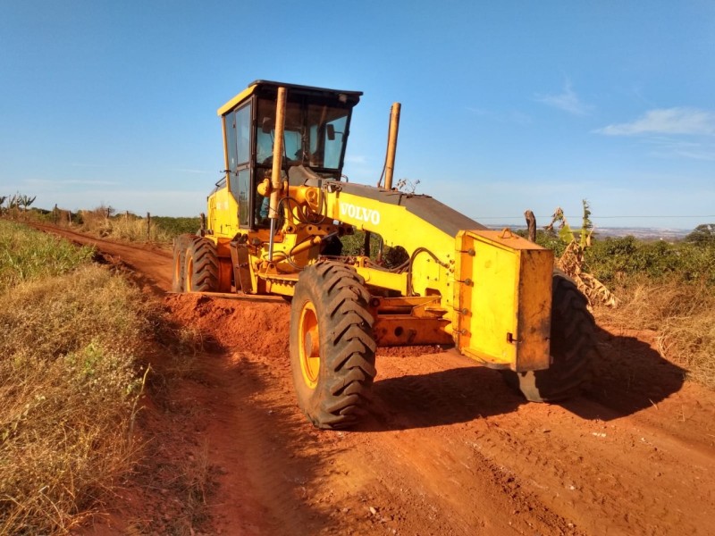 Secretaria de Obras acompanha manutenção das estradas em sete regiões da Zona Rural 