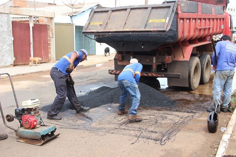 SECRETARIA DE OBRAS DÁ ANDAMENTO À OPERAÇÃO TAPA-BURACOS