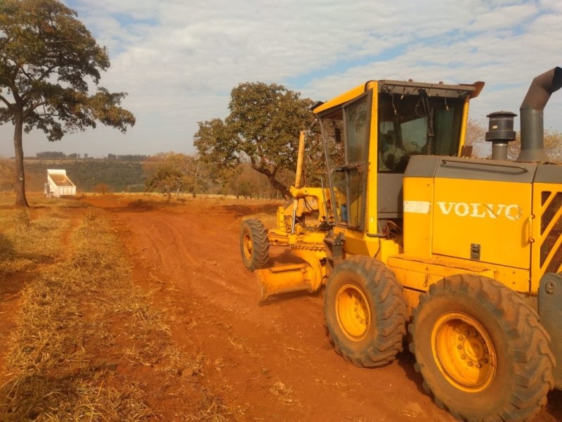 Regiões da Zona Rural de Araguari recebem manutenção das estradas que ligam várias comunidades