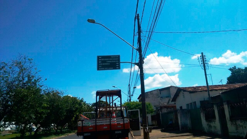 Prefeitura inicia troca e implantação de placas de sinalização de trânsito