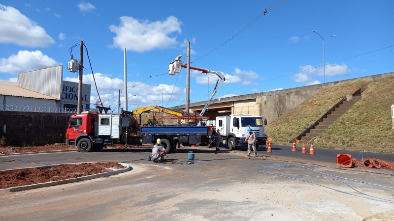 Secretaria de Obras acompanha retirada de poste na avenida das Codornas em Araguari