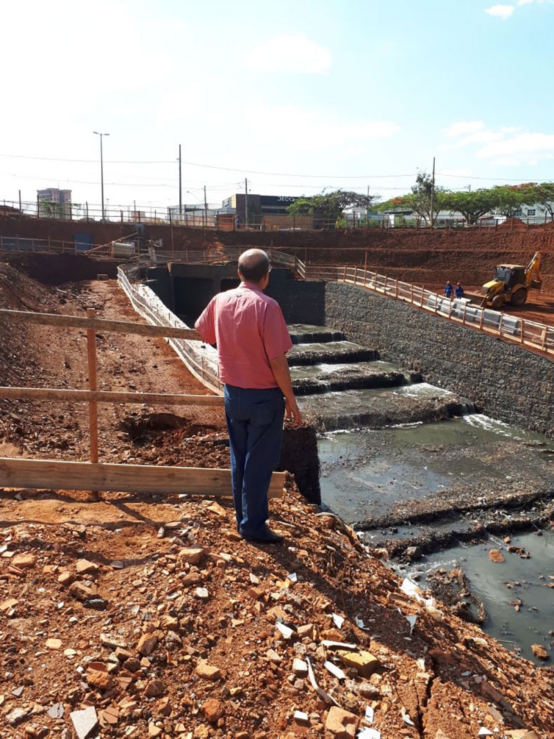 Prefeito e vereador visitam obras do Córrego Brejo Alegre