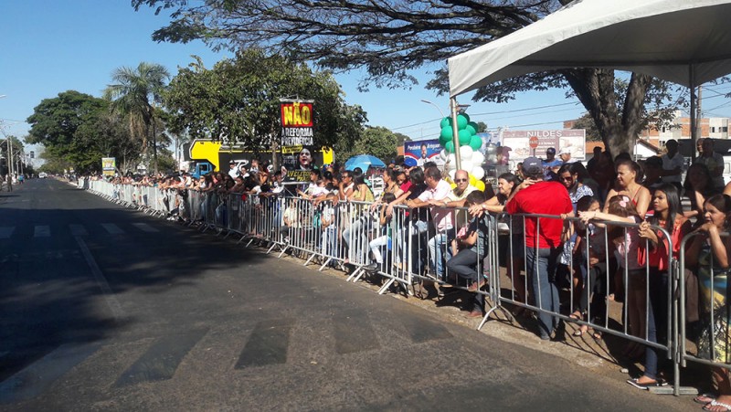 Tradicional desfile cívico oficializou as comemorações dos 129 anos de Araguari