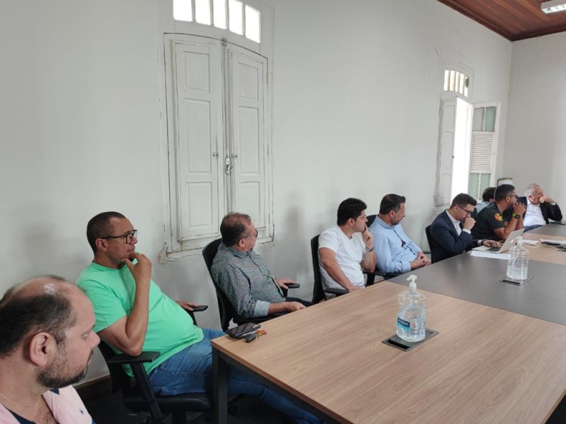 Prefeito Renato Carvalho se reúne com lojistas da rua Rui Barbosa