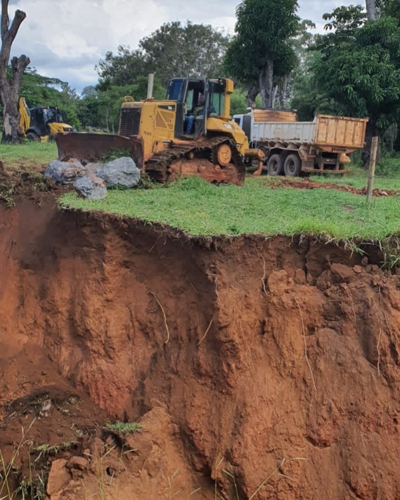 Secretaria de Obras inicia trabalhos de contensão da erosão no Bairro Sibipiruna