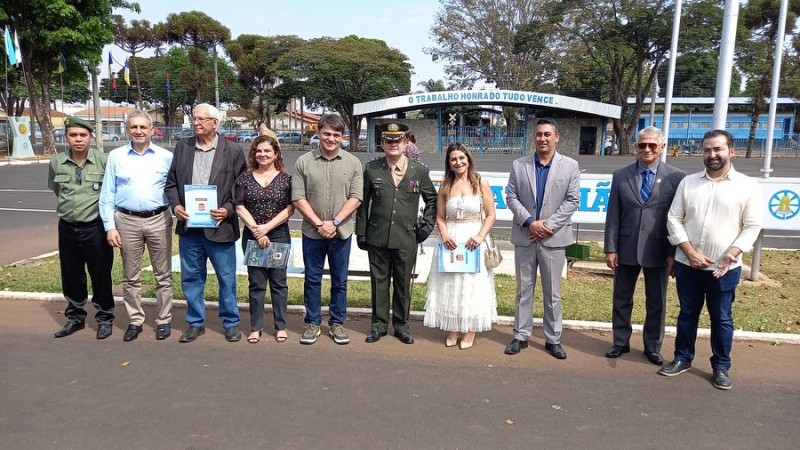 Prefeito e vice-prefeita participam de solenidade do Dia do Soldado promovida pelo 2º Batalhão Ferroviário