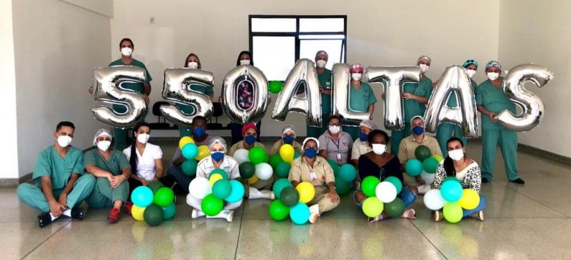 A equipe de profissionais do HCamp (Hospital de Campanha) de ARAGUARI comemorou 550 ALTAS após 670 atendimentos.