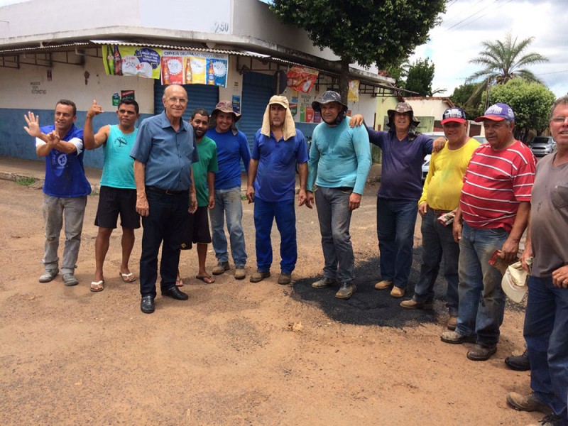 Prefeitura realiza manutenção em ruas de vários bairros