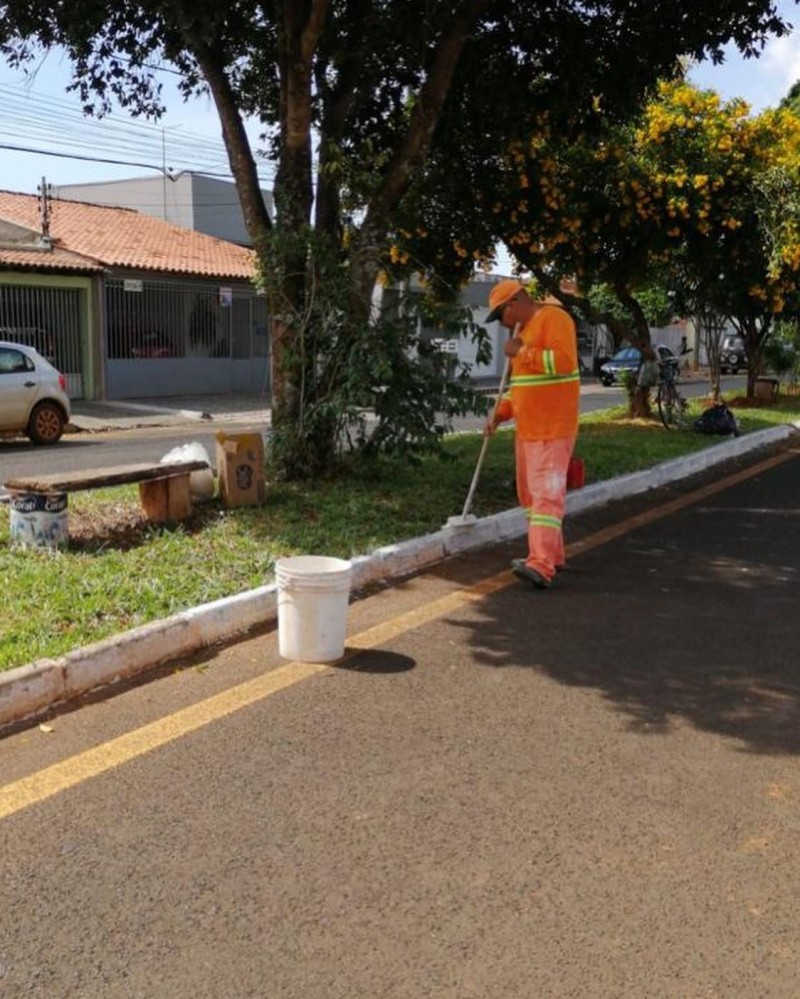 Limpeza pública é executada em bairros e na região central de Araguari