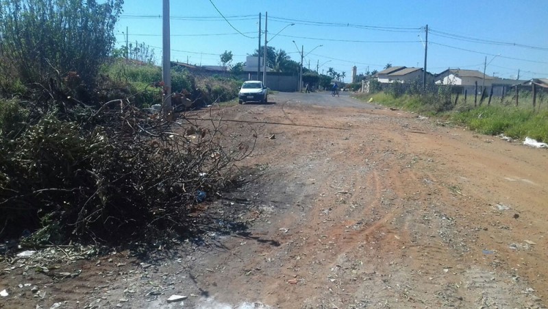 Prefeitura de Araguari realiza limpezas em terrenos