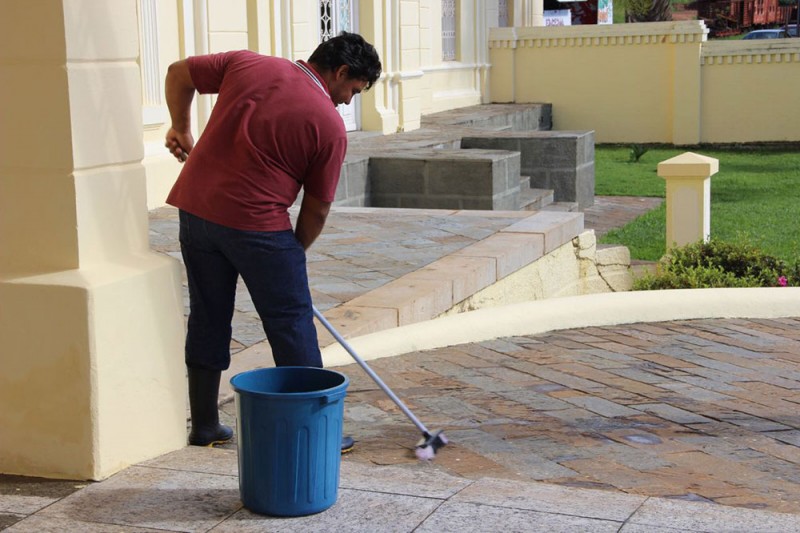 Servidores municipais promovem manutenção no Palácio dos Ferroviários