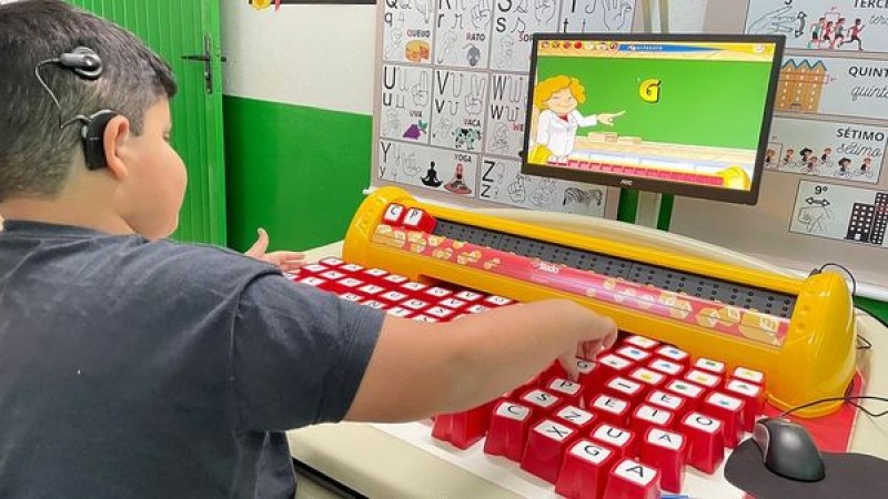 Educação de Araguari em Movimento: Alfabetização de alunos surdos