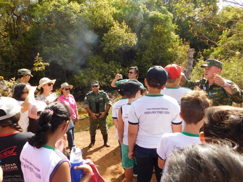 Alunos do CEM Ondina Vieira visitam Fazenda Campo Alegre