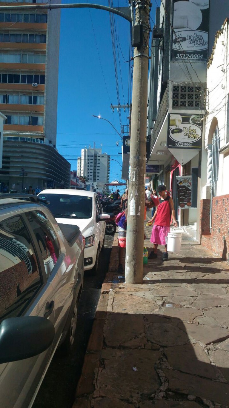 Prefeitura aperta o cerco contra poluição da cidade com propagandas em postes
