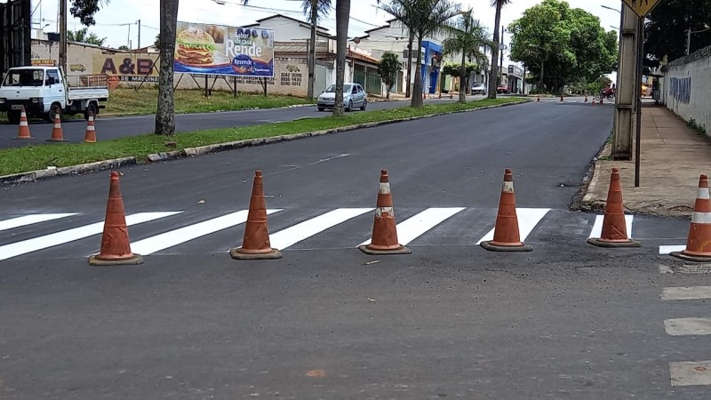 Ruas e avenidas recapeadas recebem nova sinalização de estratigráfica